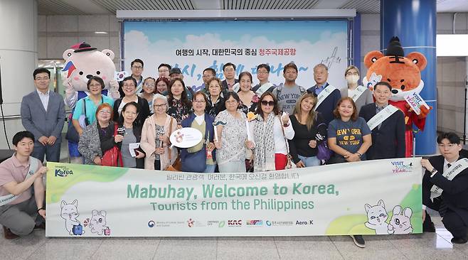 “어서오세요 필리핀 친구들, 이모들, 어르신들~” 한국관광공사 세종충북지사 직원들이 최근 청주공항에서 필리핀 관광객들을 따뜻하게 환대했다.