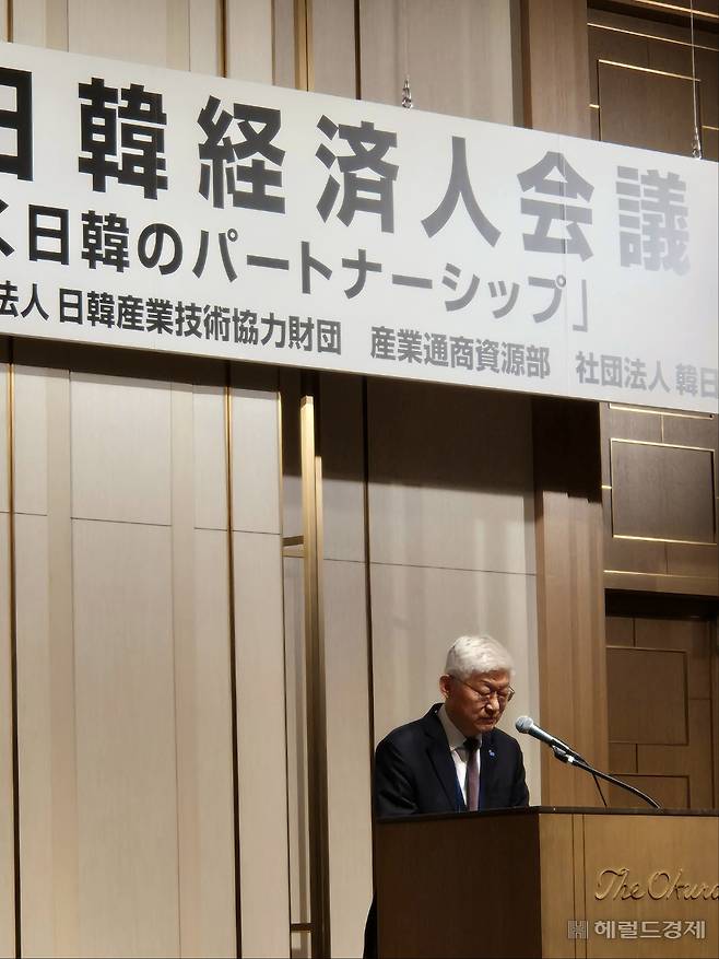 윤덕민 주일한국대사가 14일 일본 도쿄 더 오쿠라 호텔에서 막을 올린 제56회 한일경제인회의에서 축사를 하고 있다. 김현일 기자(도쿄)