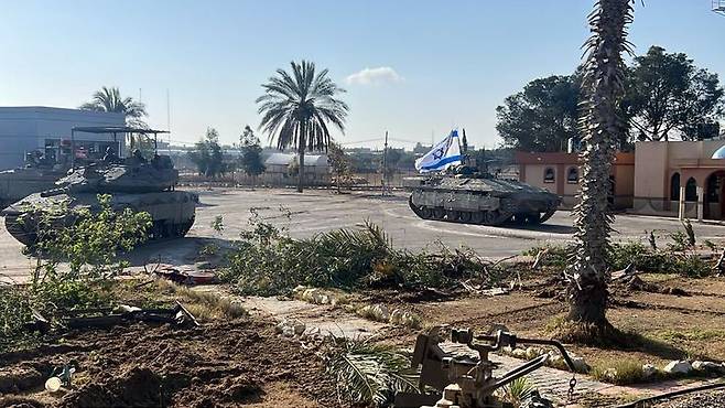 [서울=뉴시스] 이스라엘 방위군(IDF) 탱크가 지난 7일(현지시각) 가자지구 최남단 라파 교차로를 점령한 모습. 이스라엘은 최근 라파 교차로 운영에 팔레스타인 자치정부 참여를 제안한 것으로 알려졌다. (사진=IDF 제공) 2024.05.14. *재판매 및 DB 금지