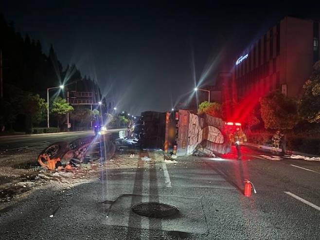 14일 오전 3시 23분쯤 울산 북구 명촌정문 앞 교차로에서 11톤 화물차가 중앙분리대를 들이받고 전도됐다. 울산경찰청 제공