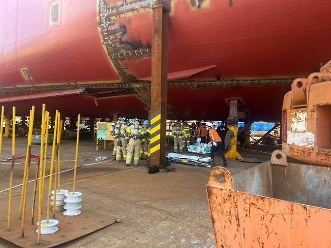 지난 13일 부산 사하구 다대동의 한 조선소 내 건조 중인 선박에서 폭발 사고가 발생해 작업자 2명이 숨졌다. 부산소방재난본부 제공