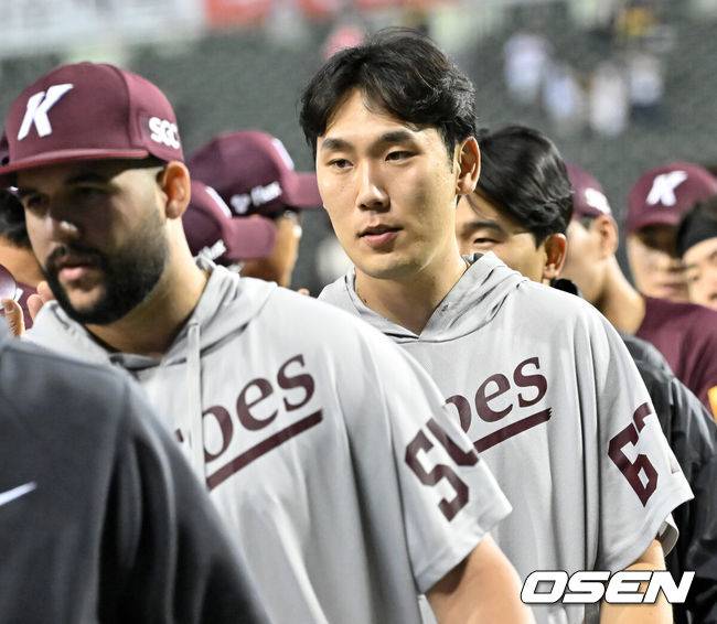 [OSEN=잠실, 민경훈 기자] 14일 오후 서울 잠실야구장에서 LG 트윈스와 키움 히어로즈의 경기가 열렸다. 이 경기에서 키움이 LG에 5-0으로 승리했다. 키움 김혜성은 5타수 5안타 2도루 2득점 1타점으로 맹활약했다.&nbsp;키움 선발&nbsp;김인범은 5이닝 동안 2피안타 3볼넷 1탈삼진 무실점으로 호투, 데뷔 첫 승을 기록했다. LG 선발 켈리는 6이닝 동안 9피안타 1사구 6탈삼진 2실점(비자책)으로 퀄리티 스타트를 기록했지만, 패전 투수가 됐다.&nbsp;경기를 마치고 키움 김인범이 코치진들과 하이파이브를 하고 있다. 2024.05.14 / rumi@osen.co.kr