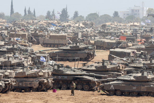 ▲ 지난 9일(현지시간) 이스라엘 남부 가자지구 분리장벽 인근에 이스라엘군 탱크와 장갑차들이 집결해 있다. 이날 이스라엘군은 하마스의 최후 보루로 여겨지는 가자지구 최남단 도시 라파에서 민간인 15만 명이 대피했다고 밝혔다. ⓒEPA=연합뉴스