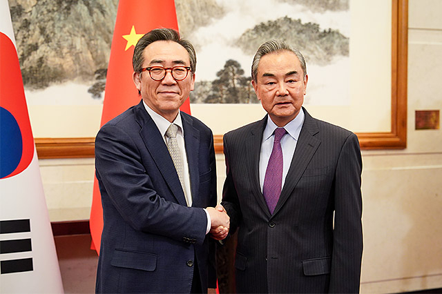 ▲ 13일 조태열(왼쪽) 외교부 장관이 중국 수도 베이징에서 왕이 외교부장과 만나 회담을 가졌다. ⓒ외교부