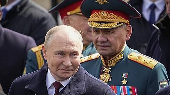 푸틴 러시아 대통령(왼쪽)과 세르게이 쇼이구 러시아 국방장관(오른쪽)