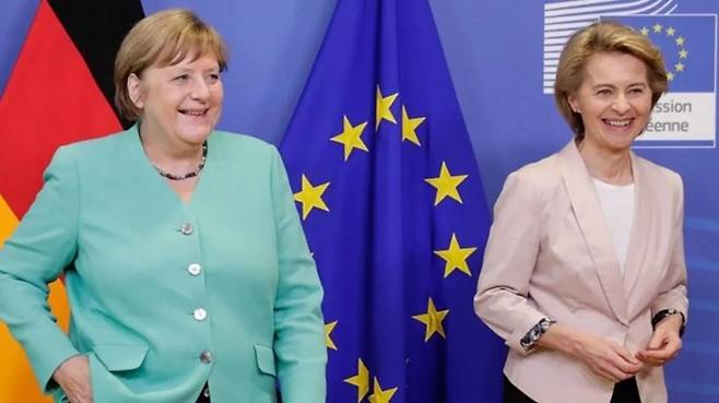 앙겔라 메르켈 전 독일 총리(왼쪽)와 우르줄라 폰데어라이엔 현 EU 집행위원장. 독일을 대표하는 여성 정치인들이다. AFP연합뉴스