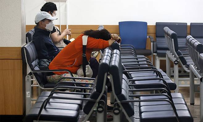 한 대학교병원에서 환자 보호자들이 휴식을 취하고 있다. 연합뉴스