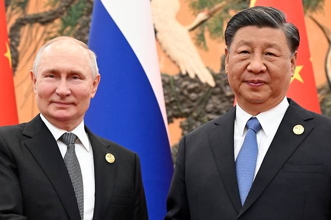 2023년 10월 18일 블라디미르 푸틴(왼쪽) 러시아 대통령이 베이징 인민대회당에서 열린 제3차 일대일로 국제협력 정상포럼에 참석해 시진핑 중국 국가주석과 별도 양자 회담에 앞서 기념 촬영을 하고 있다. AP뉴시스