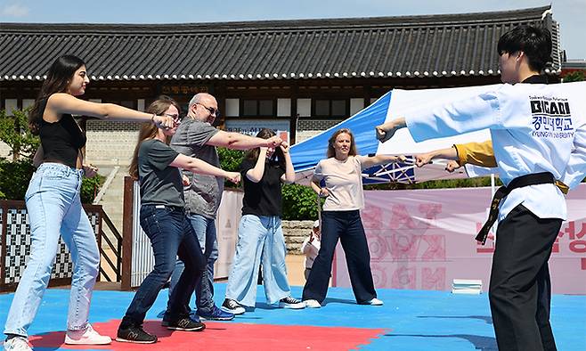 외국인 관광객들이 지난 12일 서울 남산 한옥마을에서 태권도 체험을 하고 있다. 뉴시스