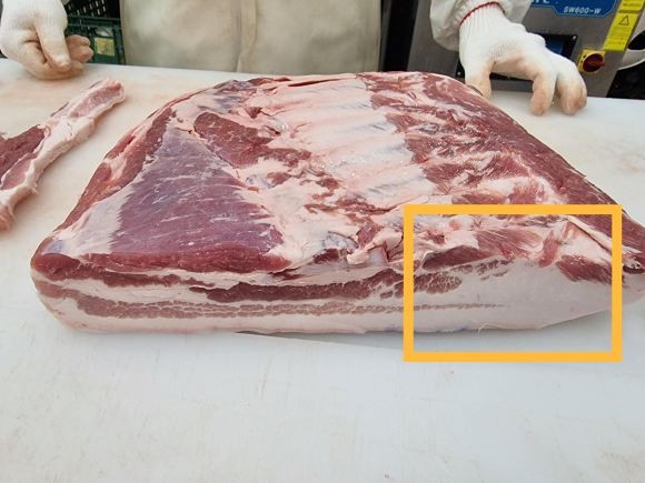 제주도가 비계 삼겹살 논란이 일자 도내 육가공업체와 식당을 대상으로 행정지도에 나섰다. 사진은 한 육가공업체의 등쪽부위로 과지방 포함된 삼겹살 정선 전의 모습. 제주도 제공