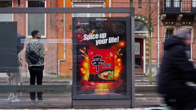 네덜란드 버스 정류장에 광고 중인 신라면. /사진제공=농심