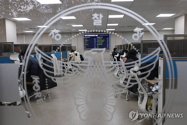 통합신고대응센터에서 상담하는 직원들 (서울=연합뉴스) 박동주 기자 = 7일 오후 서울 종로구 범정부 합동 전기통신금융사기 통합신고대응센터에서 직원들이 전화 상담을 하고 있다. 2024.2.7 pdj6635@yna.co.kr