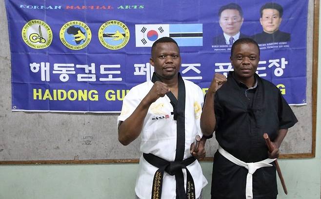 보츠와나서 해동검도 전파하는 현지인들 (가보로네=연합뉴스) 성도현 기자 = 크고초 보틀홀 보츠와나해동검도협회 차기 회장(오른쪽)과 테보고 람하고 사무국장이 12일(현지시간) 보츠와나 가보로네의 한 도장에서 수련을 마치고 포즈를 취하고 있다. 2024.5.14 raphael@yna.co.kr