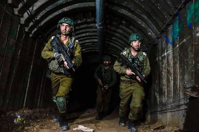 가자지구의 하마스 터널을 수색하는 이스라엘군 [AP=연합뉴스]
