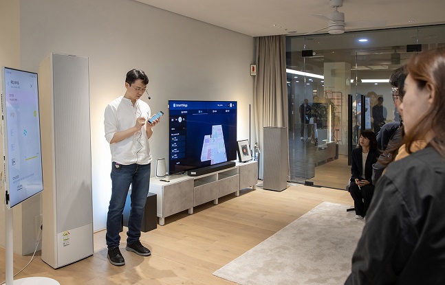 삼성전자 직원이 14일 수원사업장 디지털시티에 위치한 CX·MDE센터에서 삼성전자의 'AI 라이프'를 시연하고 있다./사진=삼성전자 제공