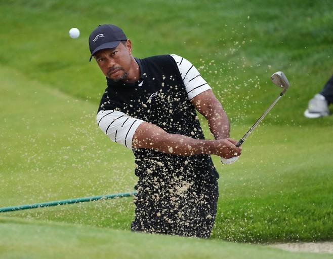 타이거 우즈가 PGA 챔피언십이 열리는 발할라 골프클럽에서 연습라운드 도중 벙커샷을 하고 있다. (사진=AFPBBNews)