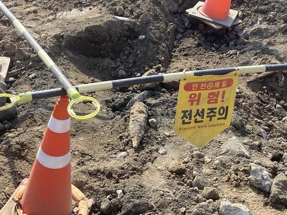 2022년 5월24일 서울 용산구 국제업무지구 공사 현장에서 발견된 폭발물.(사진=용산소방서 제공)
