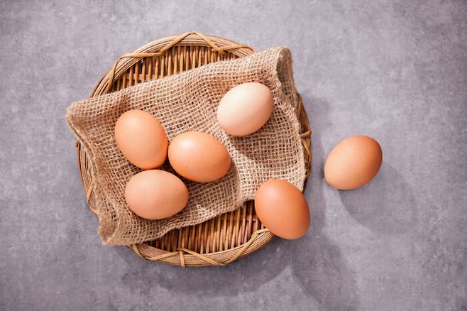 달걀은 껍질이 거칠수록 좋고, 뾰족한 부분이 아래로 향하게 보관해야 한다. [사진=클립아트코리아]