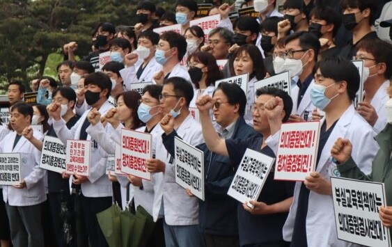 충북대 의대 교수와 학생들이 대학본부 앞에서 의대증원 반대 집회를 하고 있다. [사진=뉴스1]
