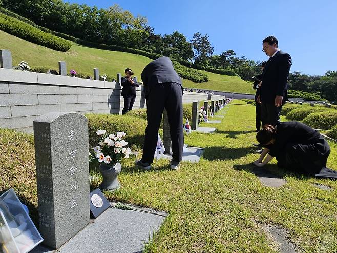 개혁신당 이준석 대표와 천하람·이주영 비례대표 당선인이 15일 광주 북구 운정동 국립 5·18민주묘지에서 유공자 995명의 묘를 일일이 참배하고 있다. 사진속 묘는 인권운동가 故 홍남순 변호사 묘. 2024.5.15./뉴스1 ⓒ News1 서충섭 기자