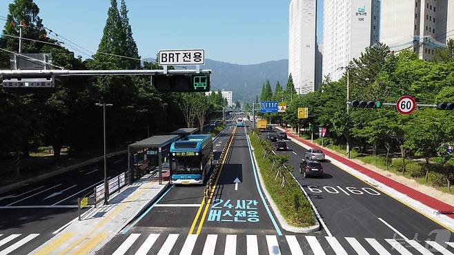 15일 개통된 경남 ‘창원 원이대로 S-BRT(고급 간선급행버스체계)’에 시내버스가 운행을 하고 있다.(창원시 제공).