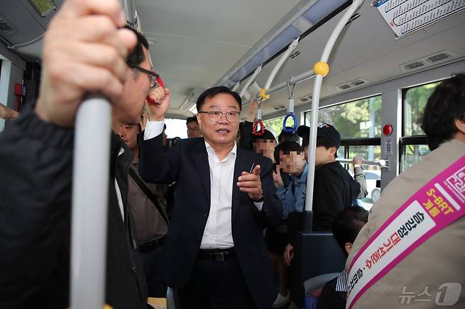 홍남표 경남 창원시장이 15일 개통한 원이대로 S-BRT를 운행하는 시내버스에 탑승해 점검을 하고 있다.(창원시 제공)