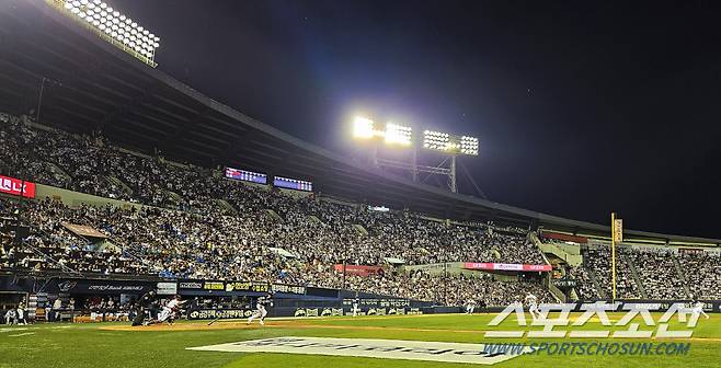 3일 잠실야구장에서 열린 LG와 두산의 경기. 만원 관중 찾은 잠실구장. 잠실=송정헌 기자songs@sportschosun.com/2024.05.03/