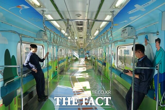 서울 지하철 7호선에도 출근길 혼잡도 완화를 위한 '의자 없는 열차'가 다닌다. 열차 내부에 랩핑 디자인을 적용한 모습. /서울교통공사