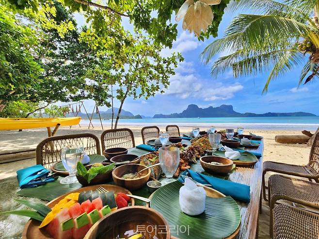 엘니도 세다 리오 호텔에선 해변가에서 식사를 즐길 수 있다.