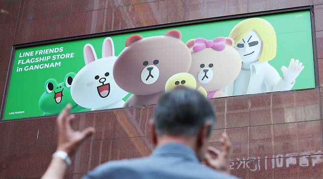 일본 정부가 네이버에 라인야후 지분 매각을 압박하면서 우려가 커지고 있는 가운데 13일 오후 서울 서초구 라인프렌즈 플래그십스토어 강남점에서 시민이 지나가고 있다./뉴스1