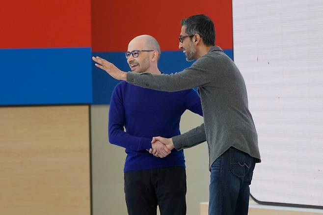 1일 미국 캘리포니아 마운틴뷰에서 열린 '구글 I/O'에서 데미스 하사비스 구글 딥마인드 CEO(왼쪽)가 처음으로 무대에 오르며 순다르 피차이 구글 CEO와 악수하고 있다./AP 연합뉴스