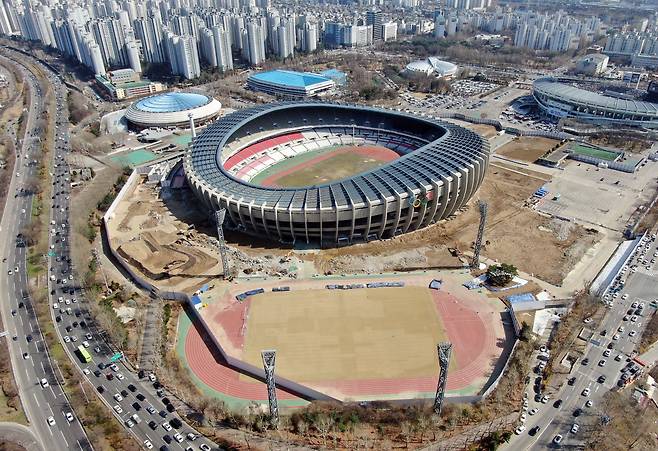 지난 3월 서울 송파구 잠실종합운동장 올림픽주경기장에서 리모델링 공사가 진행되고 있다. /뉴스1