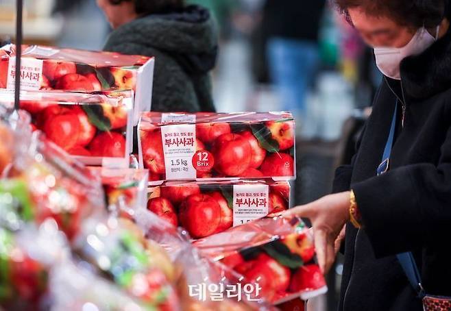 서울의 한 마트에서 시민들이 사과를 살펴보고 있다 ⓒ뉴시스