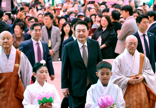 윤석열 대통령이 15일 서울 종로구 조계사에서 열린 불기 2568년 부처님오신날 봉축법요식에 입장하고 있다. <연합뉴스>