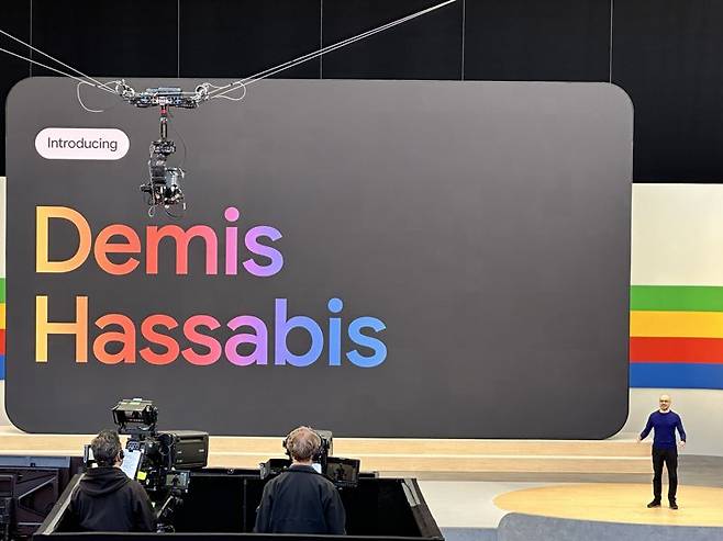 데미스 허사비스 구글 딥마인드 CEO가 14일(현지시간) 구글 연례개발자회의(I/O)에서 구글의 AI 전략을 발표하고 있다. 사진=홍창기 기자