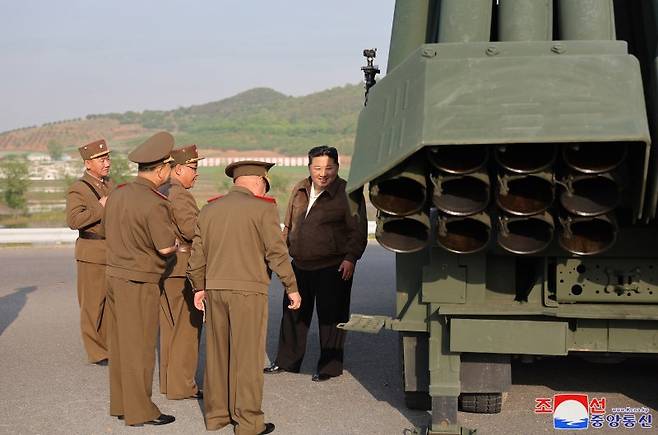 북한이 수도권을 겨냥하는 신형 240㎜ 방사포(다연장로켓포)를 올해부터 인민군에 배치하겠다고 밝혔다. 북한 조선중앙통신은 11일 김정은이 전날 기술 갱신된 240㎜ 방사포 무기체계를 파악하고 조종(유도) 방사포탄의 시험사격을 봤다고 보도했다. 사진=조선중앙통신