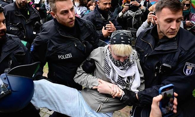 지난 7일(현지시각) 독일 베를린 자유대학교에서 가자 전쟁을 반대하는 시위가 일어나면서 한 참여자가 경찰에 의해 끌려나가고 있다. 베를린/AFP 연합뉴스