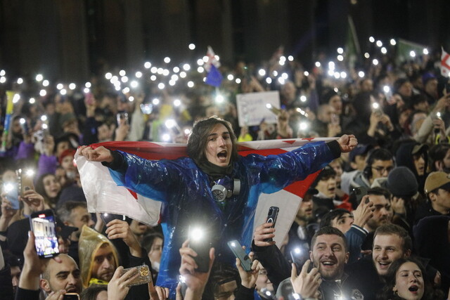 조지아 시민들이 14일 수도 트빌리시에 있는 국회의사당 앞에서 집권 여당인 ‘조지아의 꿈’이 밀어붙여 이날 의회를 통과한 ‘외국 대리인 법’ 시행에 반대하는 시위를 하고 있다. 트빌리시/EPA 연합뉴스