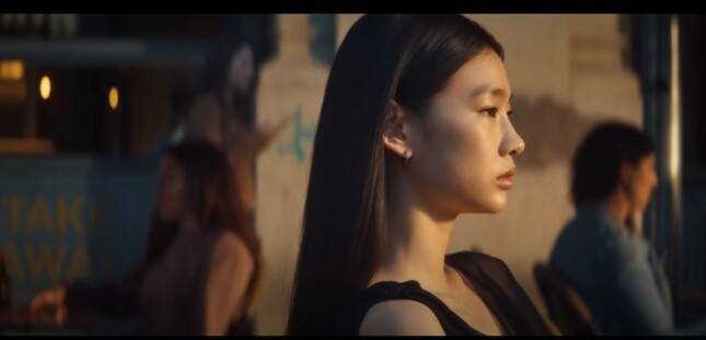 케이팝 뮤직비디오는 앨범에 수록된 모든 곡을 만들고, 한곡을 여러 버전으로도 제작하면서 형식이 다양해지고 있다. 사진은 지난해 뉴진스가 두가지 버전으로 제작했던 ‘쿨 위드 유’ 뮤직비디오의 한 장면. 어도어뮤직 제공