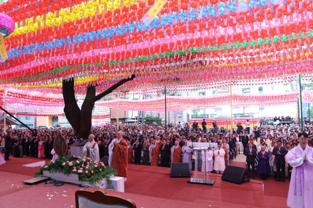 15일 서울 종로구 조계사에서 불기 2568년 부처님오신날 봉축법요식이 열리고 있다. 뉴시스