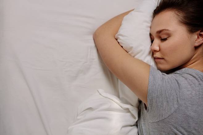 밤에 못 자고 낮에 졸린 게 단순 생활습관이 아닌 질병 때문일 수 있다. 의지대로 수면 시간을 앞당기지 못한다면 광치료나 멜라토닌 복용 등 치료가 필요하다./클립아트코리아
