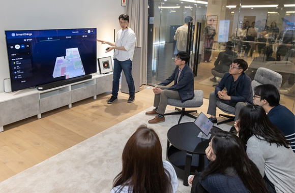삼성전자 직원이 14일 수원사업장 디지털시티에 있는 CX·MDE센터에서 'AI 라이프'를 소개하고 있다. [사진=삼성전자]