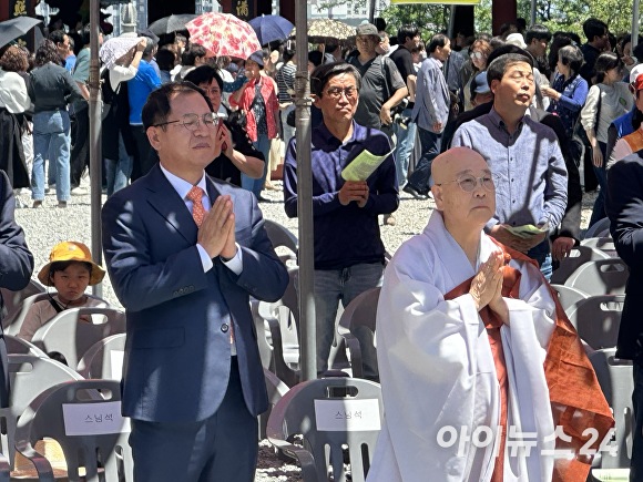 15일 포항 문수사에서 불기 2568년 '부처님 오신 날'을 맞아 봉축 법요식이 열리고 있다. 왼쪽부터 이상휘 포항남울릉 국회의원 당선인, 문수사 주지 덕화스님. [사진=이진우 기자]