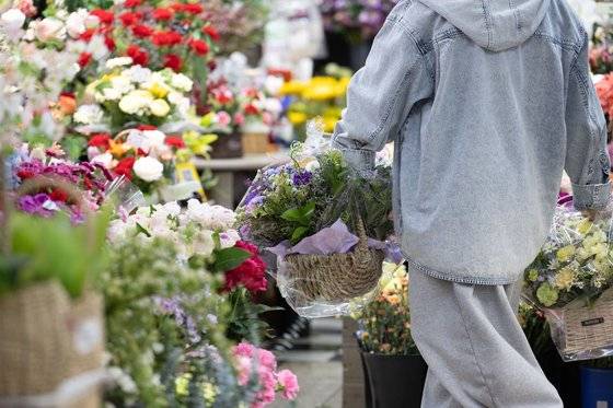 서울 서초구 양재꽃시장에서 카네이션을 들고 이동하는 시민. 뉴스1