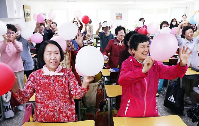 이날 고등학교 2-6반 만학도들이 풍선을 흔들며 선생님을 축하하고 있다. 김경록 기자