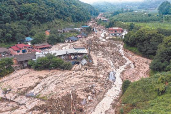 지난해 7월 16일 오전 경북 예천군 감천면 벌방리 마을이 산사태로 초토화된 채 복구를 기다리고 있다. 연합뉴스
