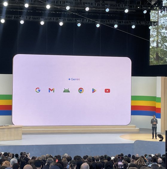 14일(현지시간) 미국 캘리포니아 마운틴뷰 쇼어라인 앰피시어터에서 열린 구글 I/O 2024에서 순다 피차르 구글 CEO가 구글의 AI 방향성에 대해 발표하고 있다. 홍상지 기자