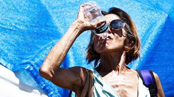 미국 애리조나주에서 지난해 7월 한 여성이 더위를 식히기 위해 물을 마시고 있다. AFP=연합뉴스