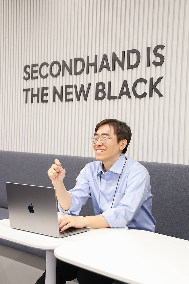 연종흠 번개장터 데이터랩장이 한국경제신문과 인터뷰에서 번개장터의 중고거래 사기 방지 시스템에 대해 설명하고 있다/ 번개장터 제공