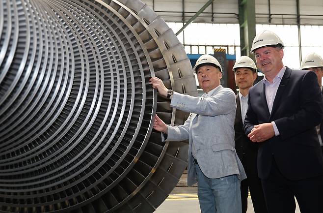 박정원 두산그룹 회장이 체코 플젠 시에 위치한 두산스코다파워를 방문해 원전 핵심 주기기인 증기터빈 생산현장을 살펴보고 있다. 사진=두산그룹